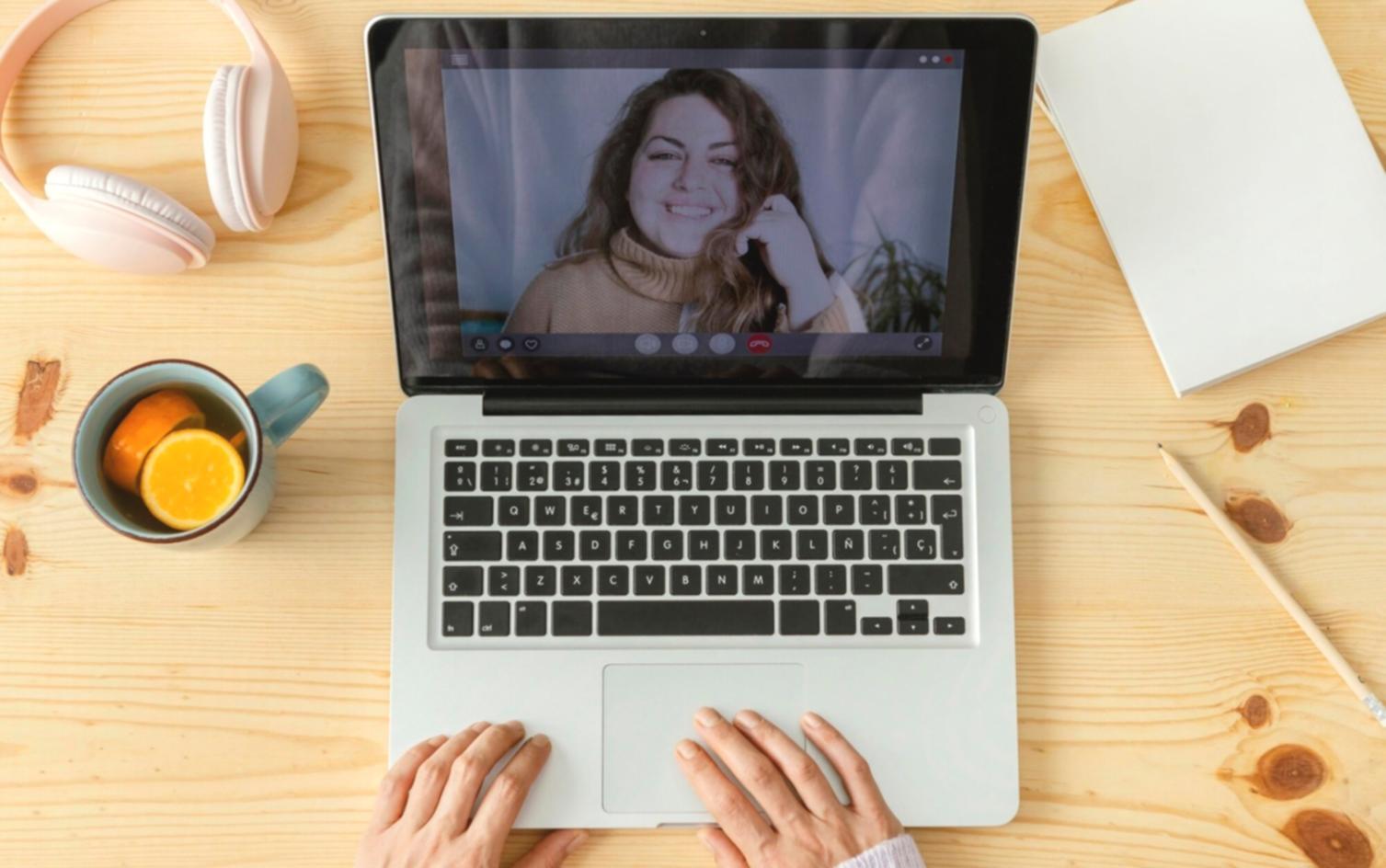 Équipe travaillant sur l'analyse de données financières avec des graphiques et des tableaux