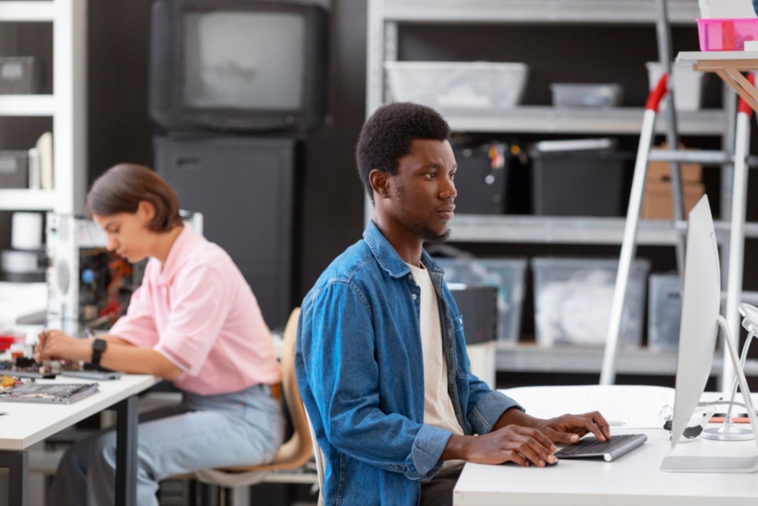 Environnement de travail professionnel avec documents financiers et outils d'analyse